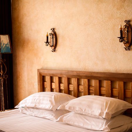 Kasagh Caucasus Hotel מראה חיצוני תמונה A bed with two pillows