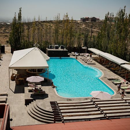 Kasagh Caucasus Hotel מראה חיצוני תמונה The swimming pool at the Grand Hotel