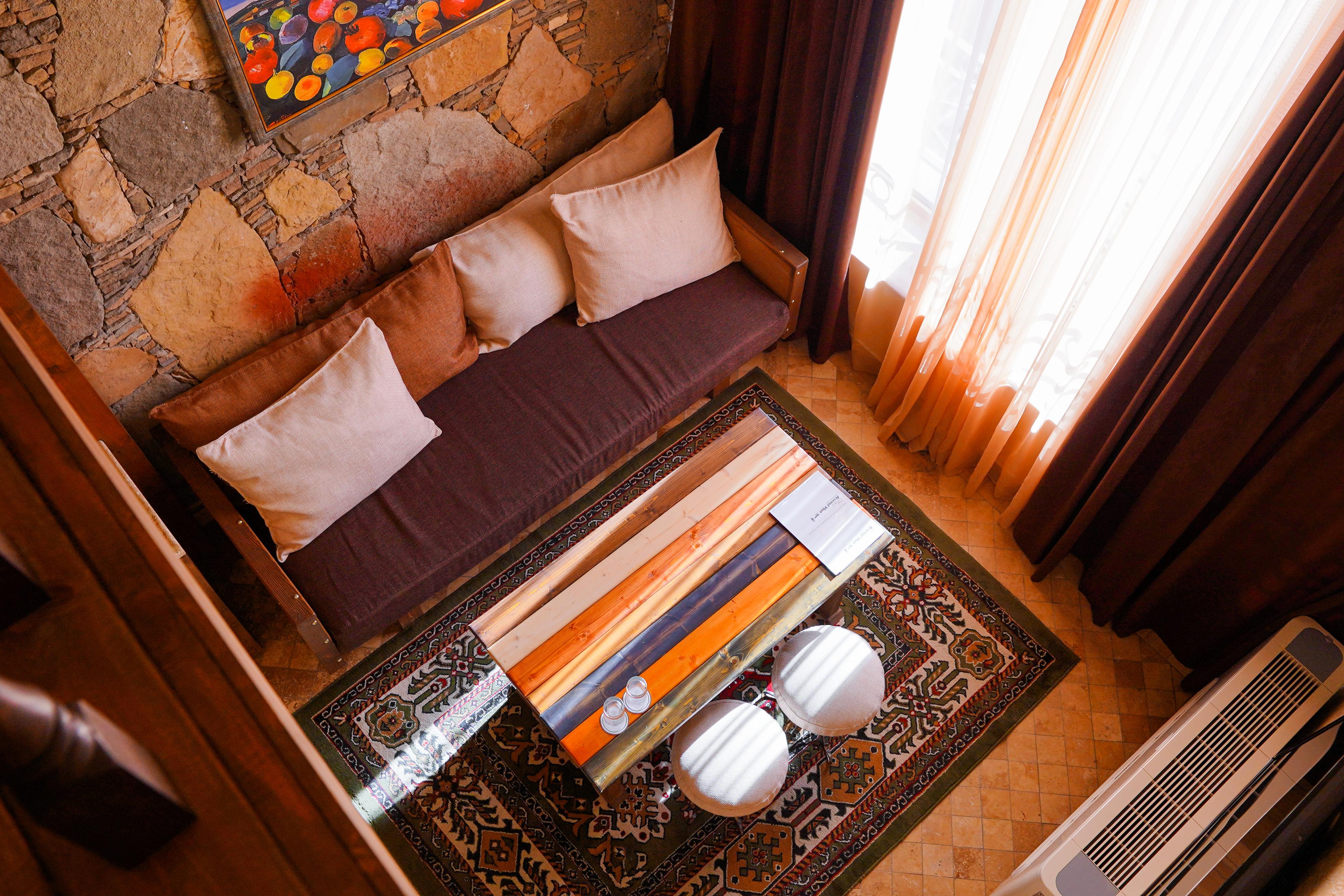 Kasagh Caucasus Hotel מראה חיצוני תמונה A living room with a carpet