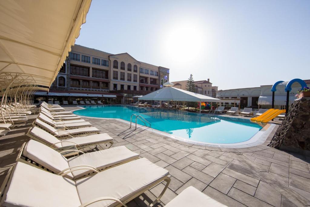 Kasagh Caucasus Hotel מראה חיצוני תמונה The swimming pool at the hotel