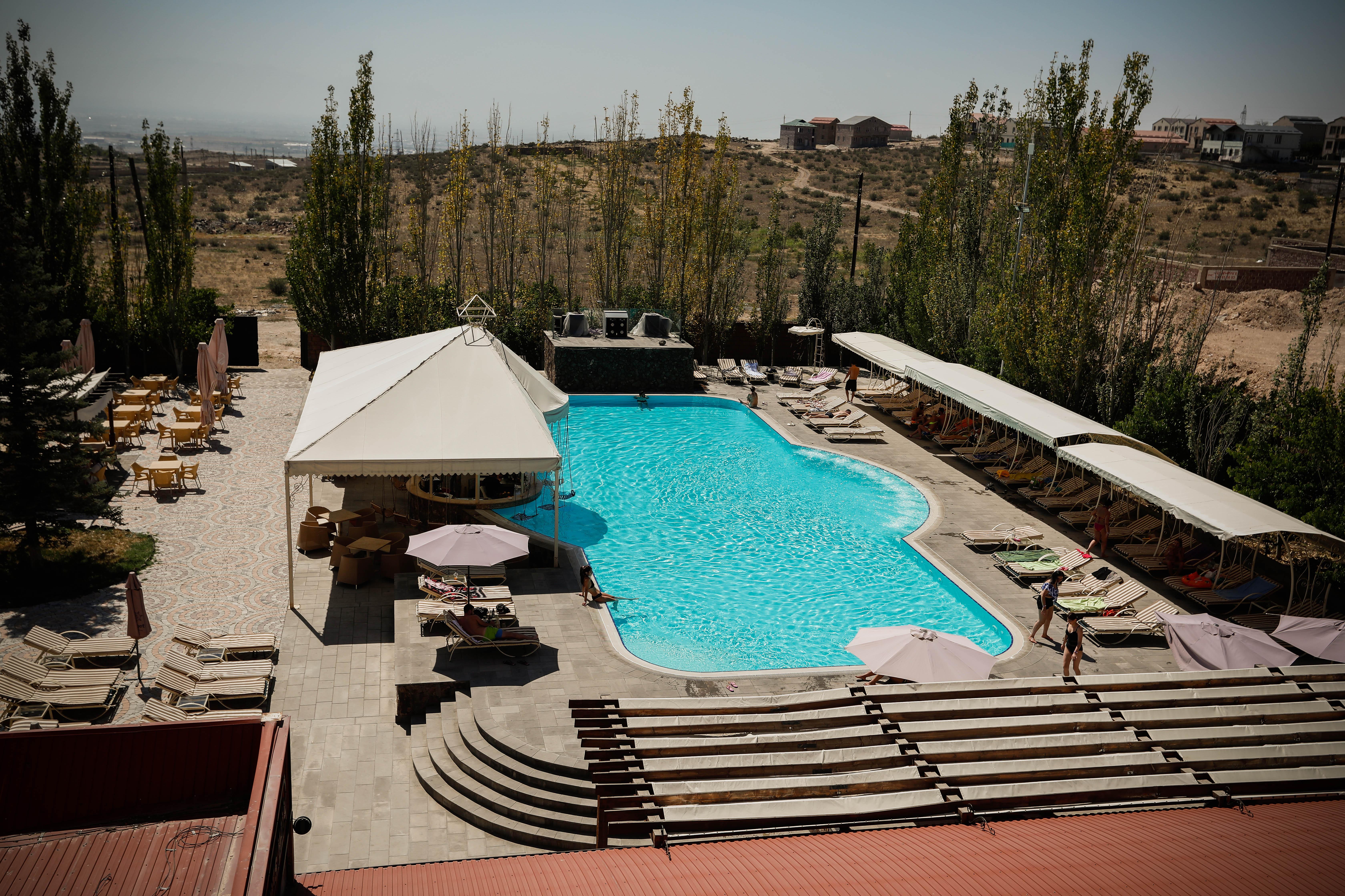 Kasagh Caucasus Hotel מראה חיצוני תמונה The swimming pool at the Grand Hotel